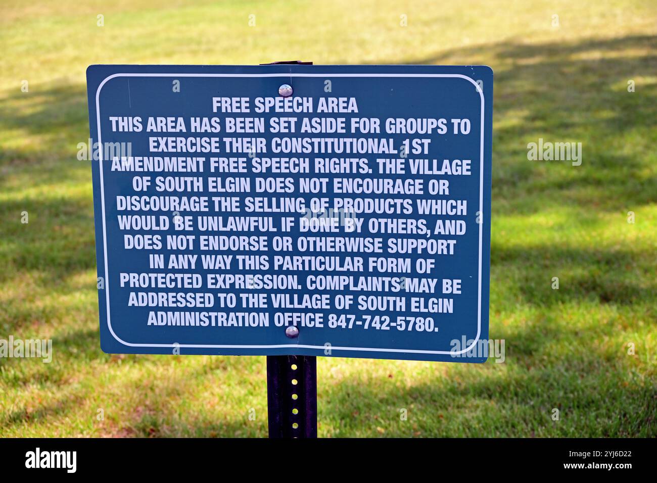 South Elgin, Illinois, USA. Ein Teil eines Parks, der von einer Vorstadtgemeinde in Chicago als Redefreiheit ausgewiesen wurde. Stockfoto