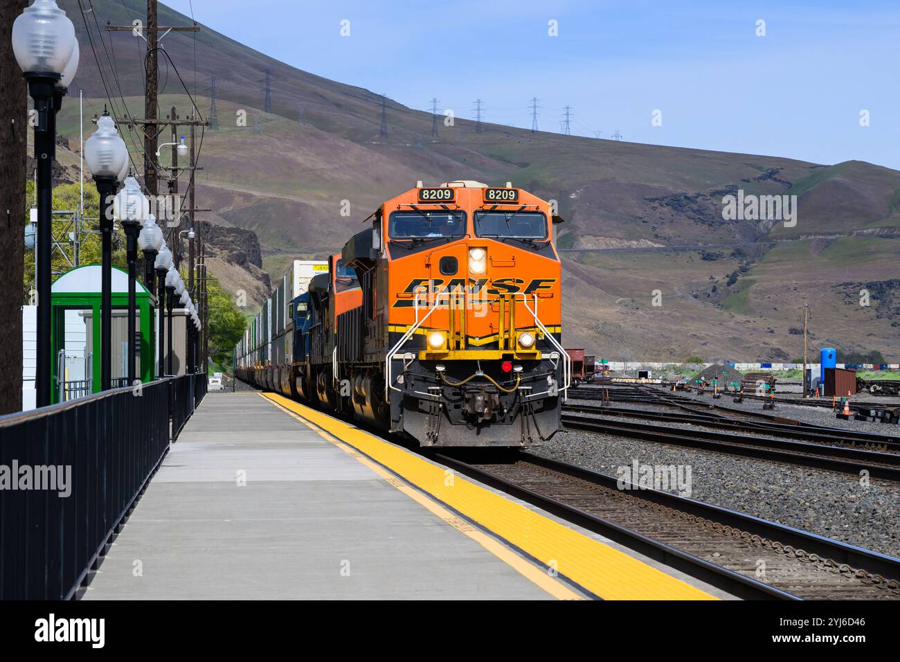 Wishram, WA, USA - 23. April 2024; BNSF-intermodaler Güterzug am Bahnsteig Wishram in der Columbia Gorge vorbei Stockfoto