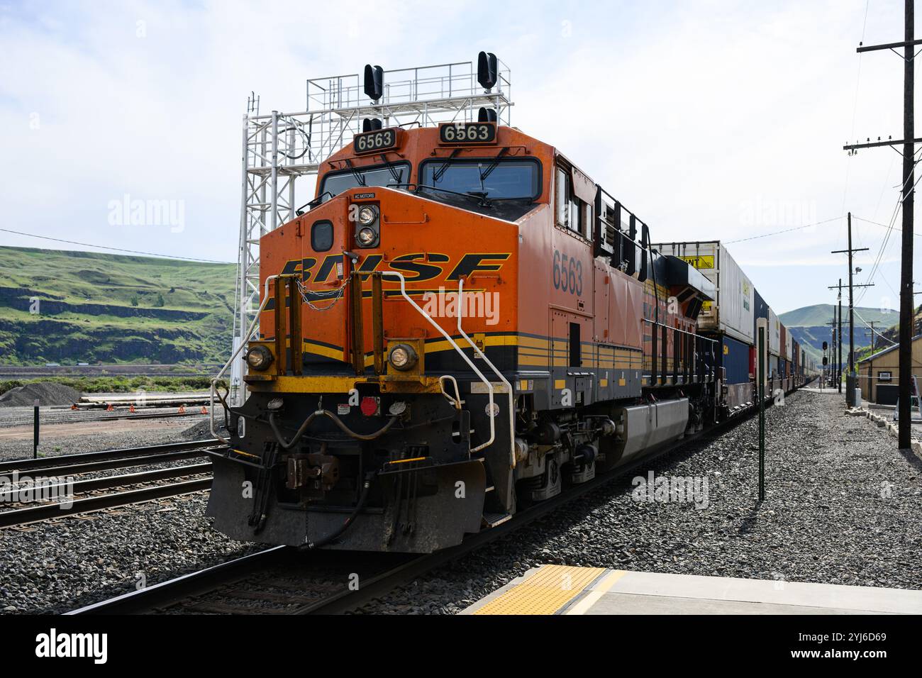 Wishram, WA, USA - 23. April 2024; BNSF-Lokomotive auf der Rückseite des intermodalen Containerzugzuges als DPU Stockfoto