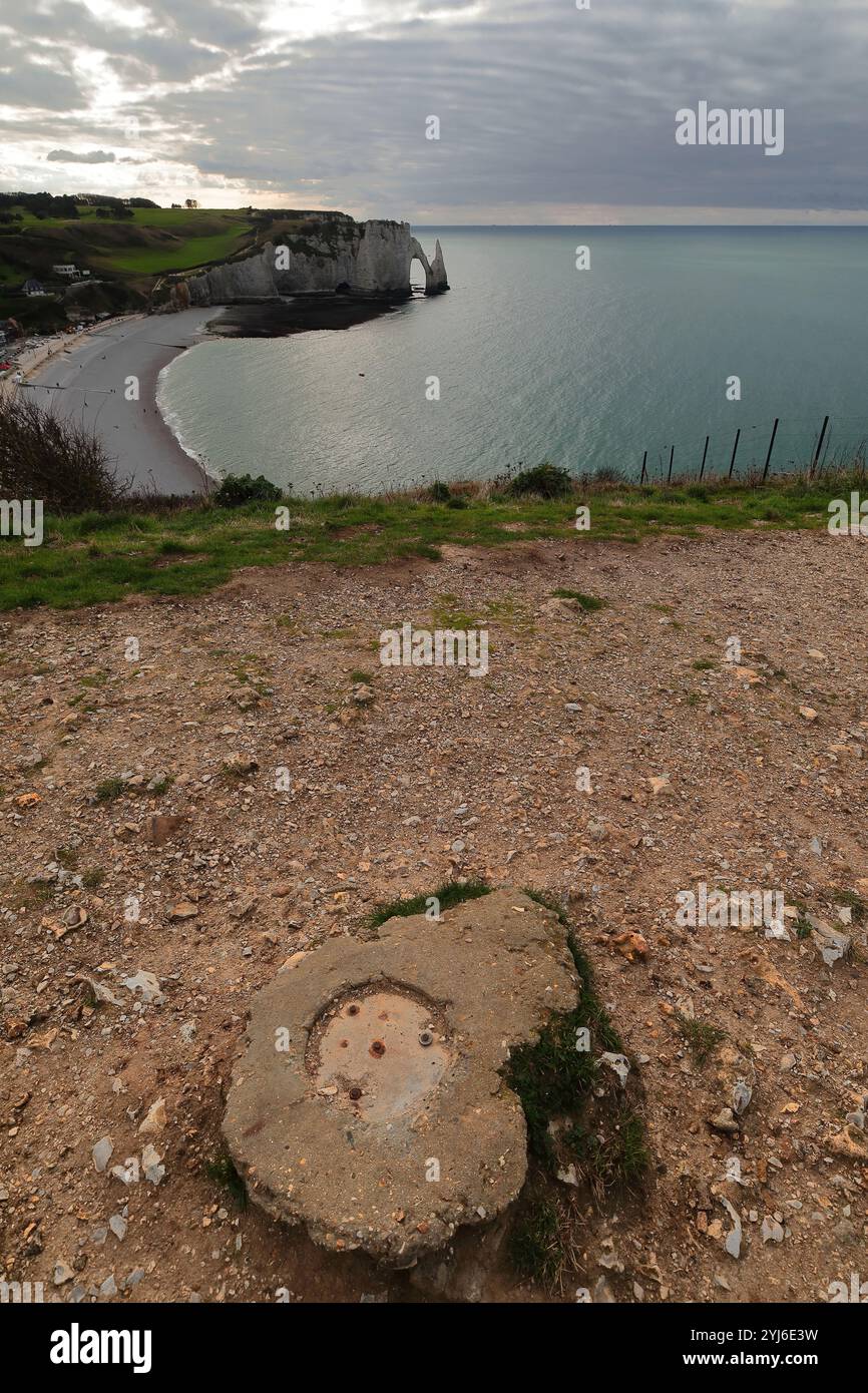 005 Beach, Falaise d'Aval Klippe mit Kreide, Porte d'Aval Arch mit Wellenschliff, Aiguille Creuse Needle, von oben auf der Falaise d'Amont Klippe gesehen. Etretat-Frankreich Stockfoto