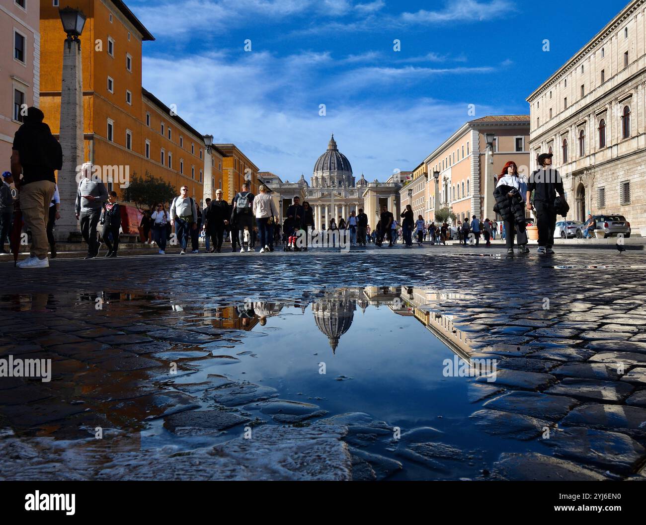 St. Petersdome spiegelte sich nach dem Regen im Pool Stockfoto