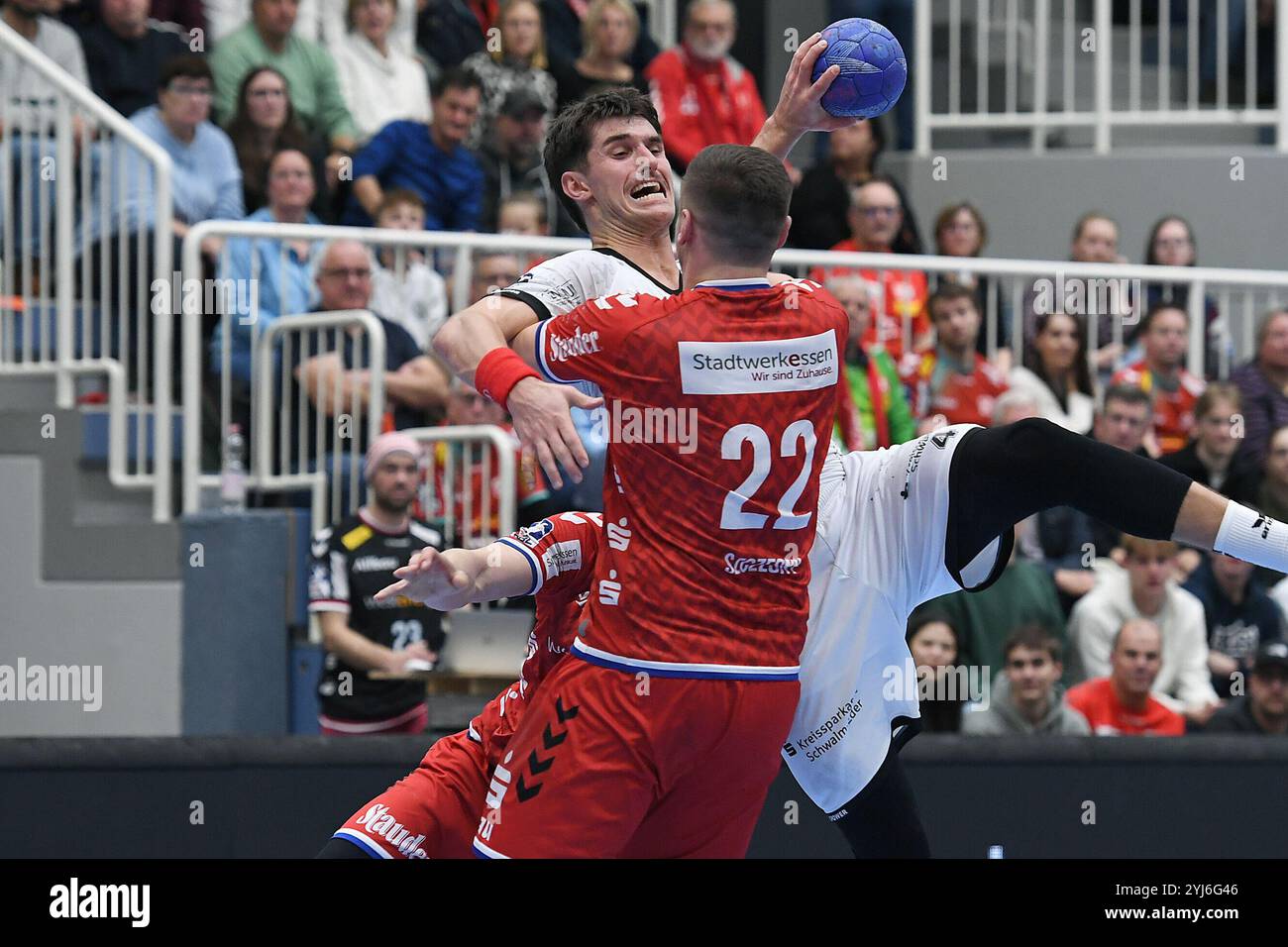 Essen, Deutschland. November 2024. Handball DHB-Pokal Maenner Achtelfinale TuSEM Essen - MT Melsungen am 13.11.2024 im Sportpark am Hallo in Essen Finn Wolfram ( Essen ), hinten - Nikolaj Enderleit ( Melsungen ), mitte - Dennis Szczesny ( Essen ), vorne Foto: Revierfoto Credit: ddp Media GmbH/Alamy Live News Stockfoto