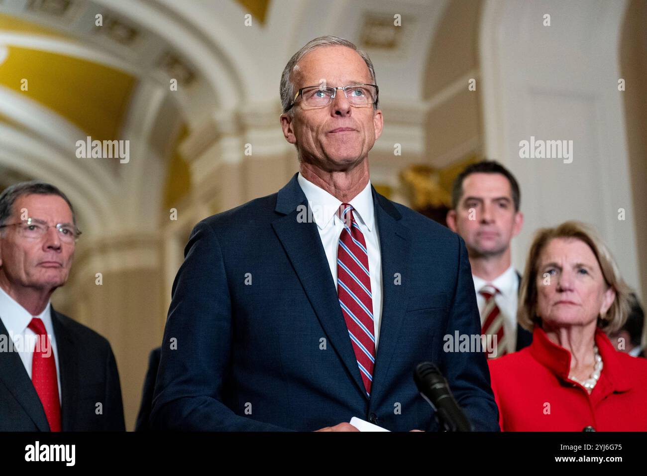 Washington, Usa. November 2024. Senator John Thune, R-SD, sieht bei einer Pressekonferenz nach den Wahlen zum Senat im US-Kapitol in Washington, DC am Mittwoch, den 13. November 2024. Thune wählte den Posten des Vorsitzenden und ersetzte den derzeitigen Mehrheitsführer des Senats Mitch McConnell, R-KY, der nach 18 Jahren zurücktritt. Foto: Bonnie Cash/UPI Credit: UPI/Alamy Live News Stockfoto