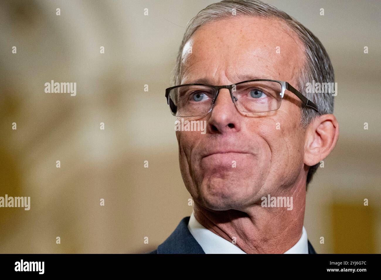Washington, Usa. November 2024. Senator John Thune, R-SD, sieht bei einer Pressekonferenz nach den Wahlen zum Senat im US-Kapitol in Washington, DC am Mittwoch, den 13. November 2024. Thune wählte den Posten des Vorsitzenden und ersetzte den derzeitigen Mehrheitsführer des Senats Mitch McConnell, R-KY, der nach 18 Jahren zurücktritt. Foto: Bonnie Cash/UPI Credit: UPI/Alamy Live News Stockfoto