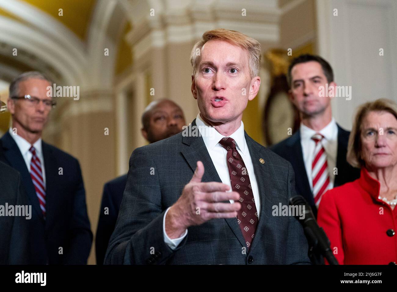 Washington, Usa. November 2024. Senator James Lankford, R-OK, spricht während einer Pressekonferenz nach den Wahlen zum Senat im US-Kapitol in Washington, DC am Mittwoch, den 13. November 2024. Lankford wurde zum stellvertretenden Vorsitzenden des Republican Policy Committee des Senats gewählt. Foto: Bonnie Cash/UPI Credit: UPI/Alamy Live News Stockfoto