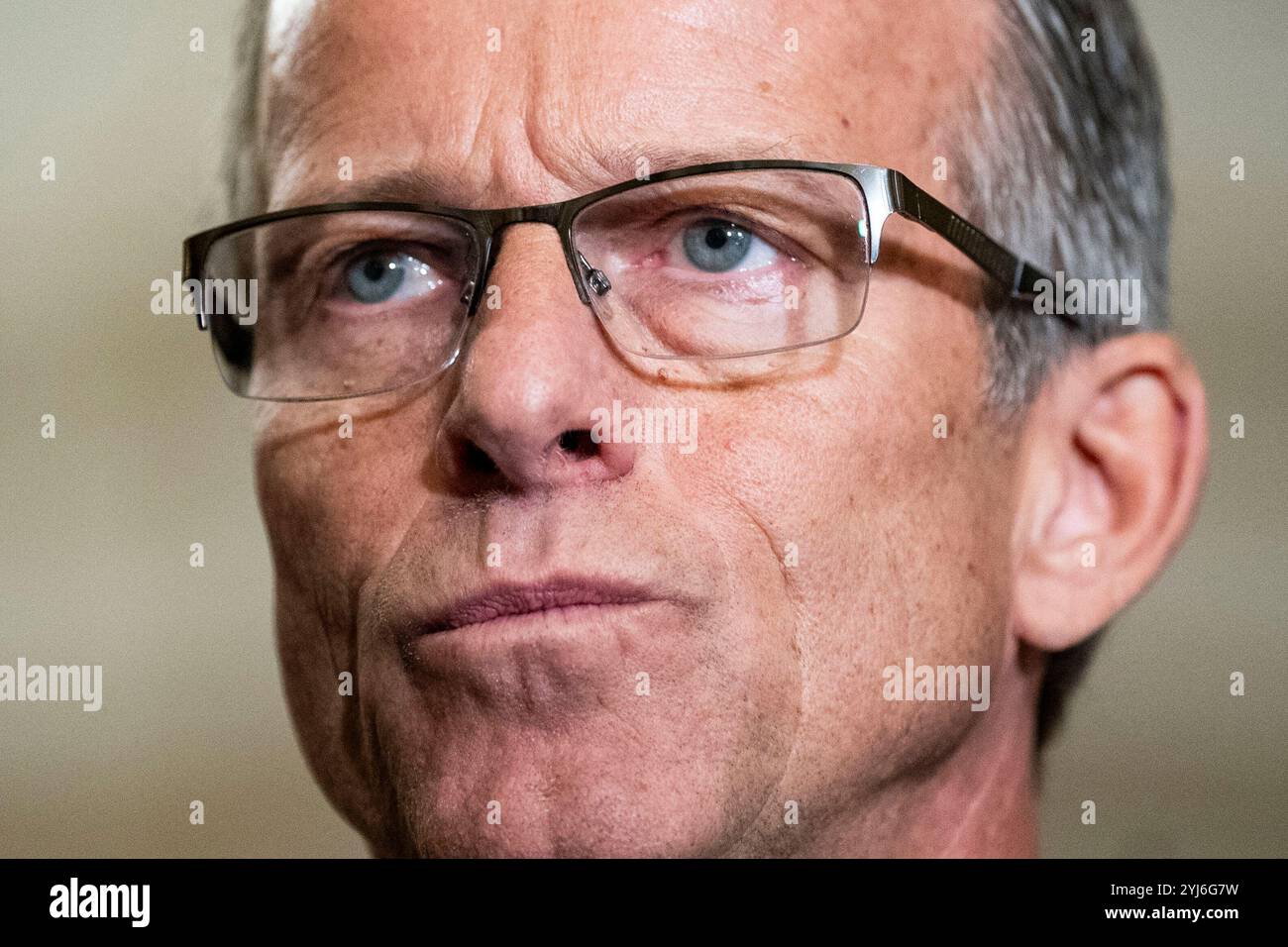 Washington, Usa. November 2024. Senator John Thune, R-SD, sieht bei einer Pressekonferenz nach den Wahlen zum Senat im US-Kapitol in Washington, DC am Mittwoch, den 13. November 2024. Thune wählte den Posten des Vorsitzenden und ersetzte den derzeitigen Mehrheitsführer des Senats Mitch McConnell, R-KY, der nach 18 Jahren zurücktritt. Foto: Bonnie Cash/UPI Credit: UPI/Alamy Live News Stockfoto