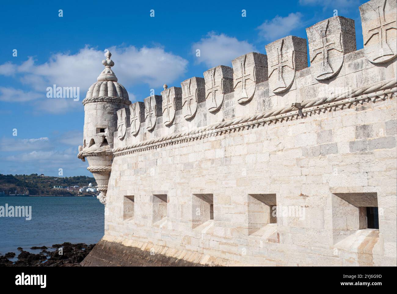 Details der Mauer und eines der kleinen Wachtürme des Torre de Belem in Lissabon, Portugal. Stockfoto