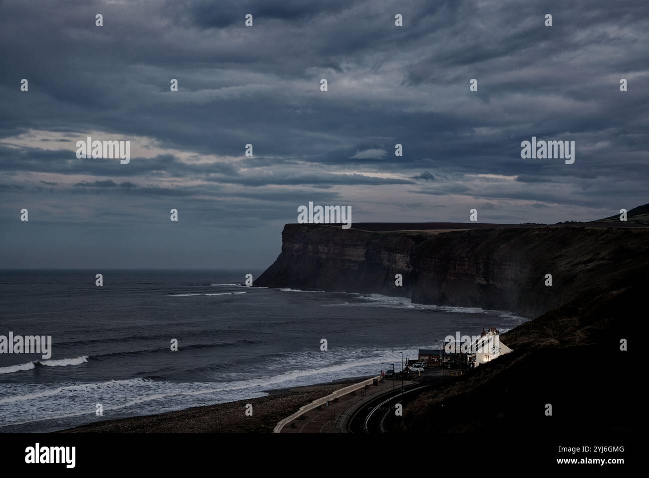 Das Abendlicht am Hunt Cliff mit dem Ship Pub in Saltburn, Teesside, England. Stockfoto