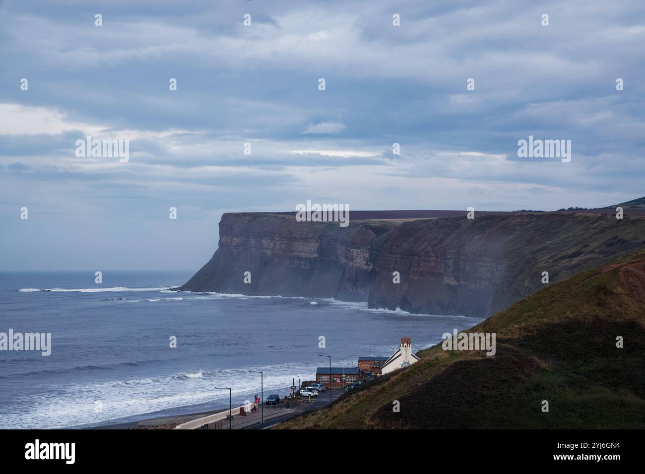 Das Abendlicht am Hunt Cliff mit dem Ship Pub in Saltburn, Teesside, England. Stockfoto