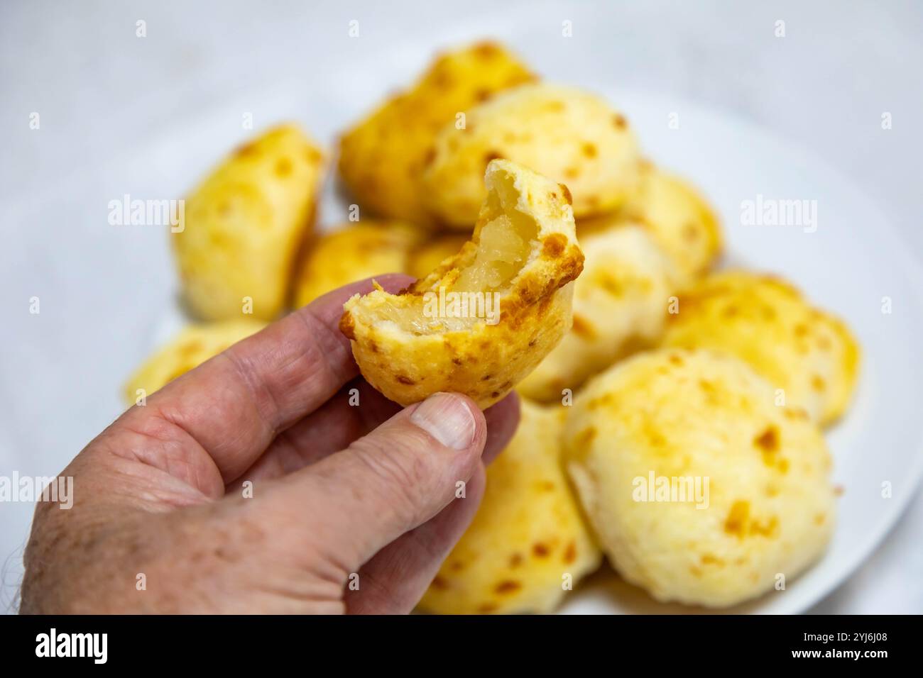 Traditionelles brasilianisches Mineiro-Käsebrot. Käsebrot | Pão de Queijo | typisch brasilianisches Essen | Frühstückstisch Stockfoto