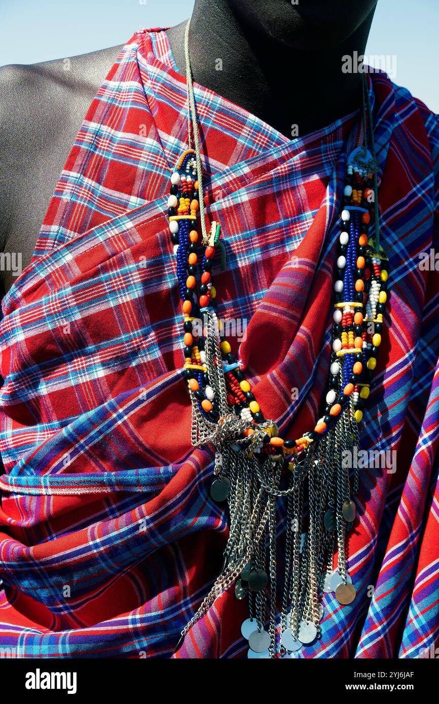 Masaai-Mann mit Perlenkette und traditioneller Kleidung Stockfoto