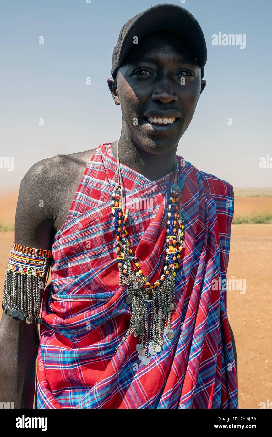 Masaai-Mann mit Perlenkette und traditioneller Kleidung Stockfoto