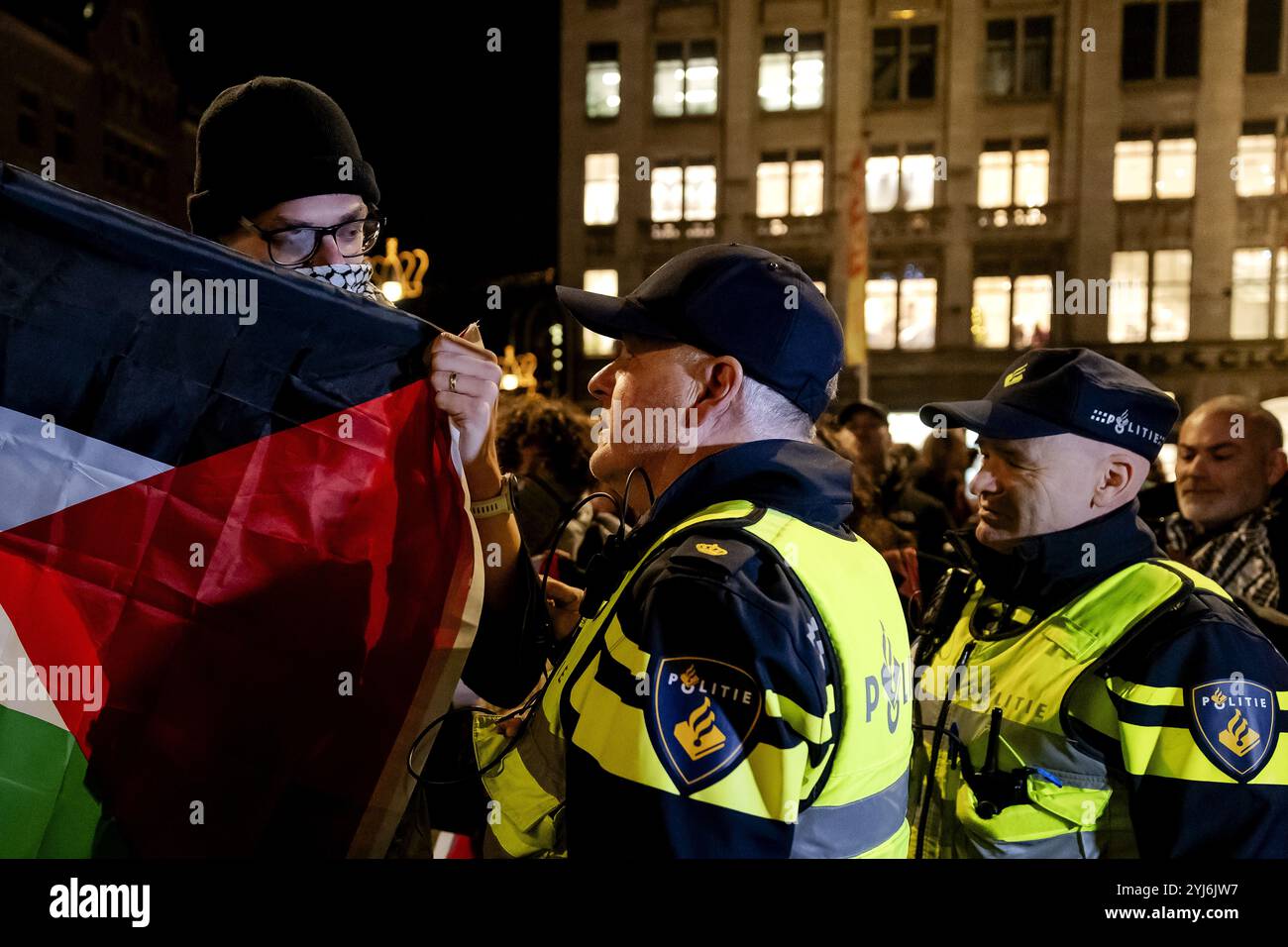 Amsterdam, Niederlande. November 2024. Polizisten intervenieren bei einer pro-palästinensischen Demonstration gegen Faschismus und Völkermord. In der Hauptstadt ist wegen der Gewalt nach dem Spiel Ajax - Maccabi Tel Aviv eine Notfallanordnung in Kraft. Die Sofortmaßnahme beinhaltet ein Verbot von Demonstrationen. ANP RAMON VAN FLYMEN niederlande Out - belgien Out/Alamy Live News Stockfoto