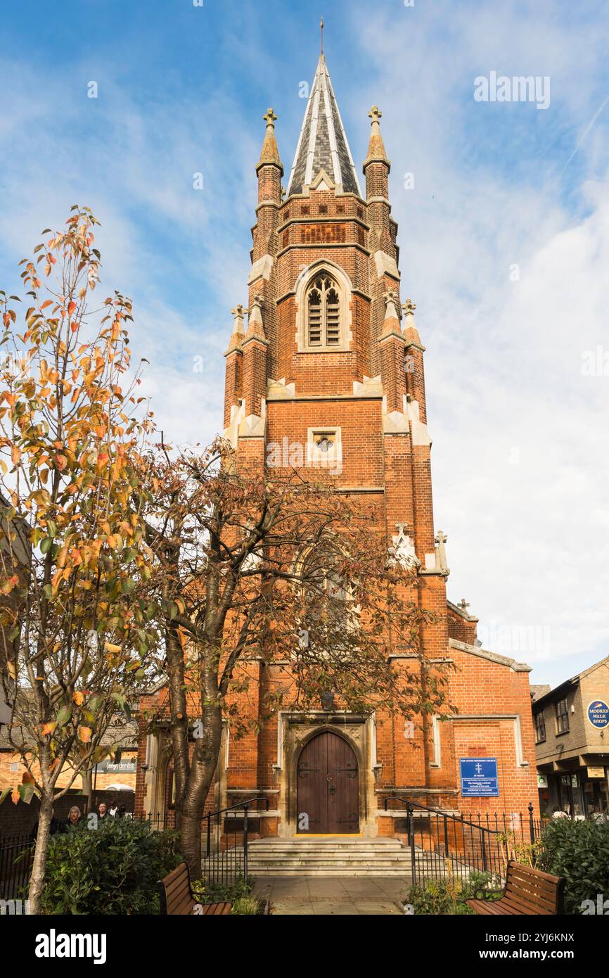 Herbstansicht der United Reformed Church in St Neots, England, Großbritannien Stockfoto