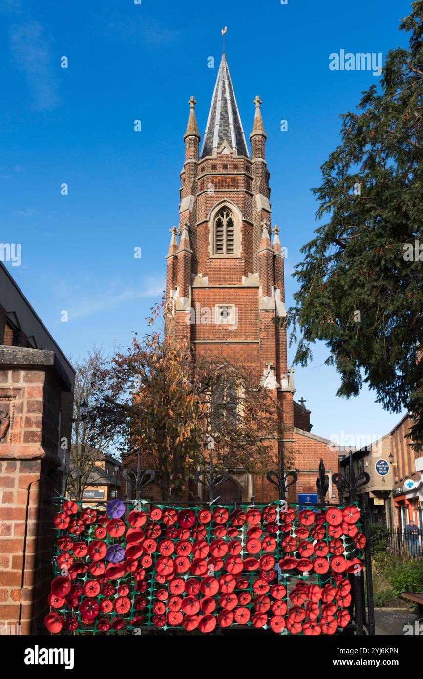 Mohnblumen vor der United Reformed Church in St Neots, England, Großbritannien Stockfoto