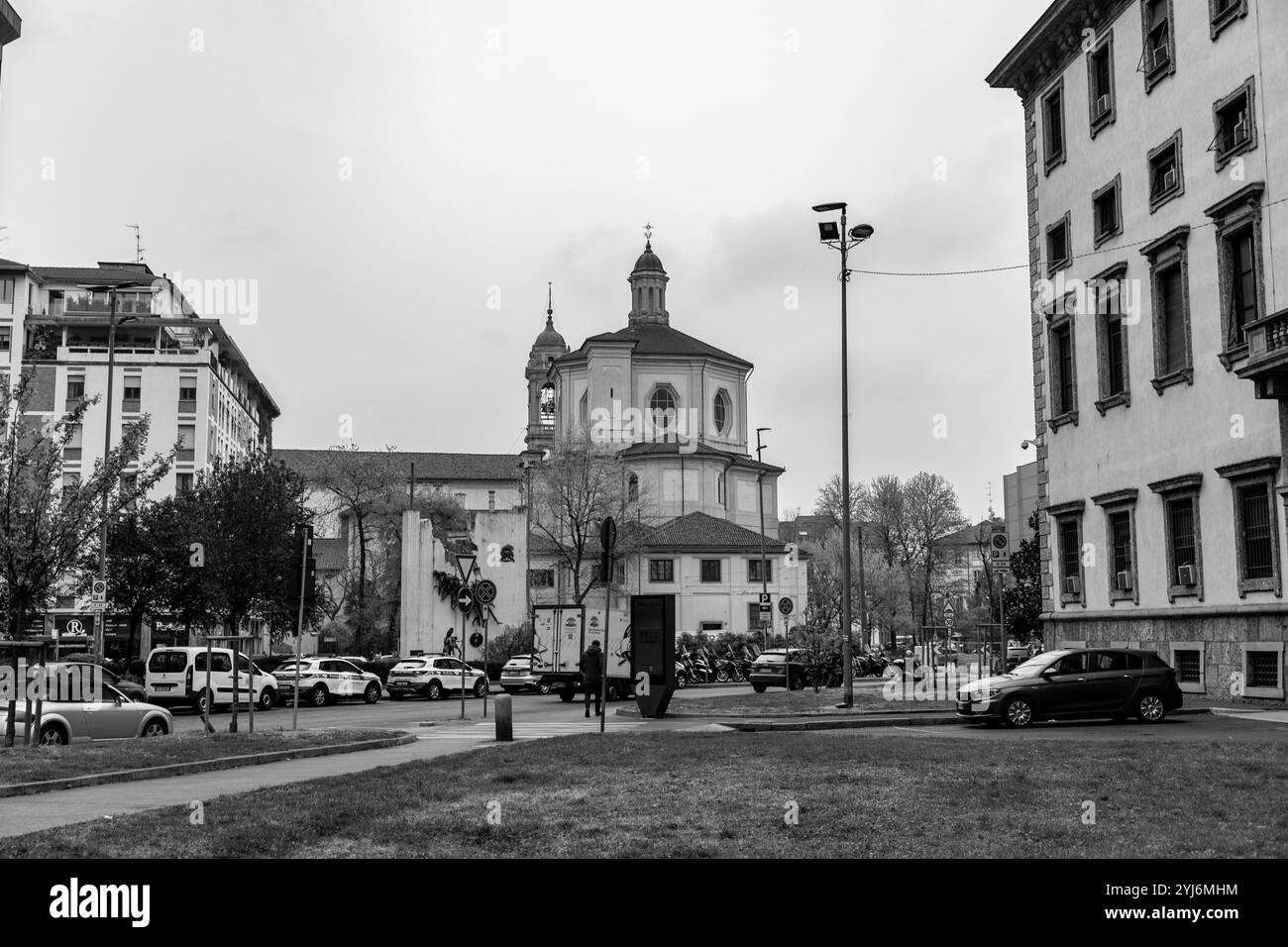 Mailand, Italien - 30. März 2022: San Bernardino alle Ossa ist eine Kirche auf der Piazza santo Stefano in Mailand, die vor allem für ihr Ossuar bekannt ist. Stockfoto