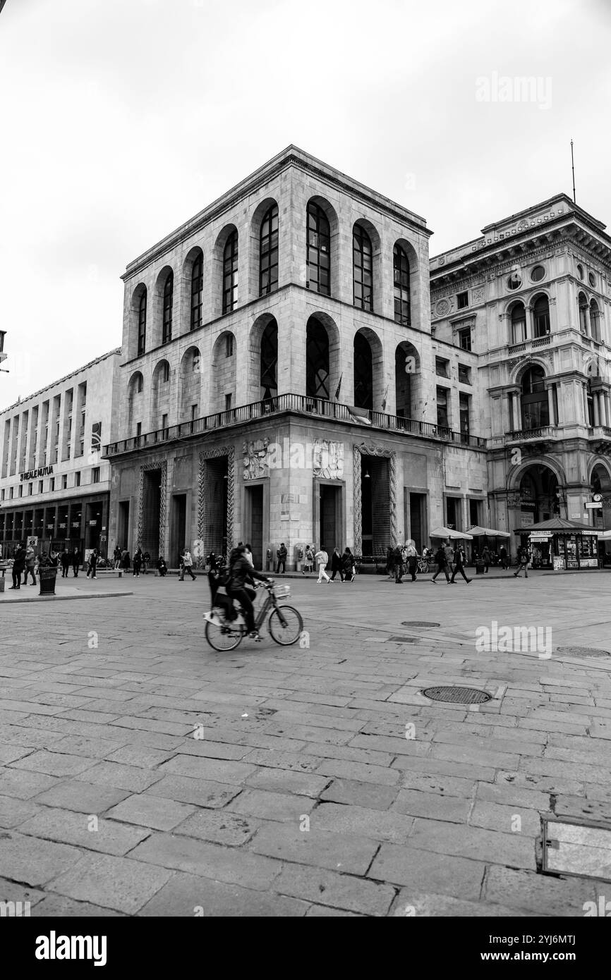 Mailand, Italien - 30. März 2022: Reiterstatue und historische Gebäude rund um den Domplatz, Piazza del Duomo im Zentrum von Mailand, Lombardei, Ital Stockfoto