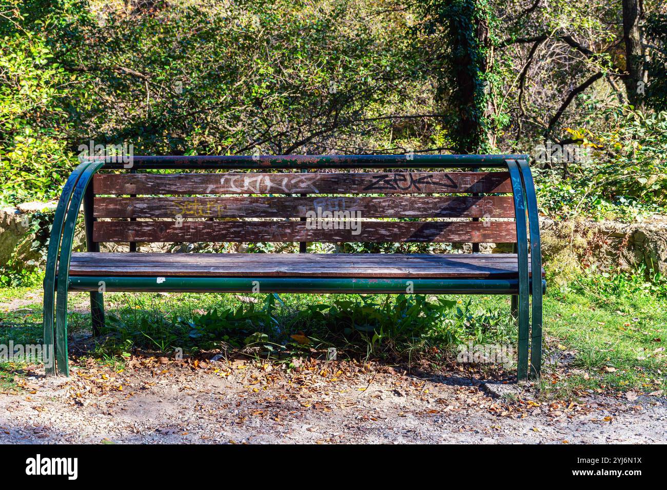 Einer der Ruhestätten am linken Ufer des Treska River, Matka Canyon. Stockfoto