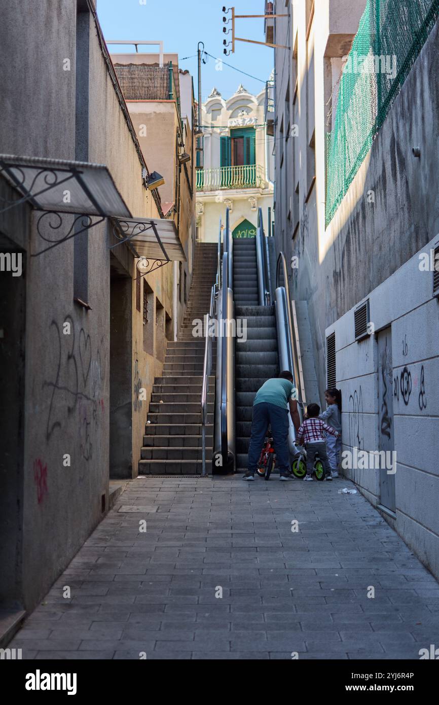 Montcada i Reixac. Spanien - 13. November 2024: Dieses Bild zeigt die malerische Treppe von Cal Marxant in Moncada y Reixach, Katalonien. Die gut erhaltenen Stockfoto