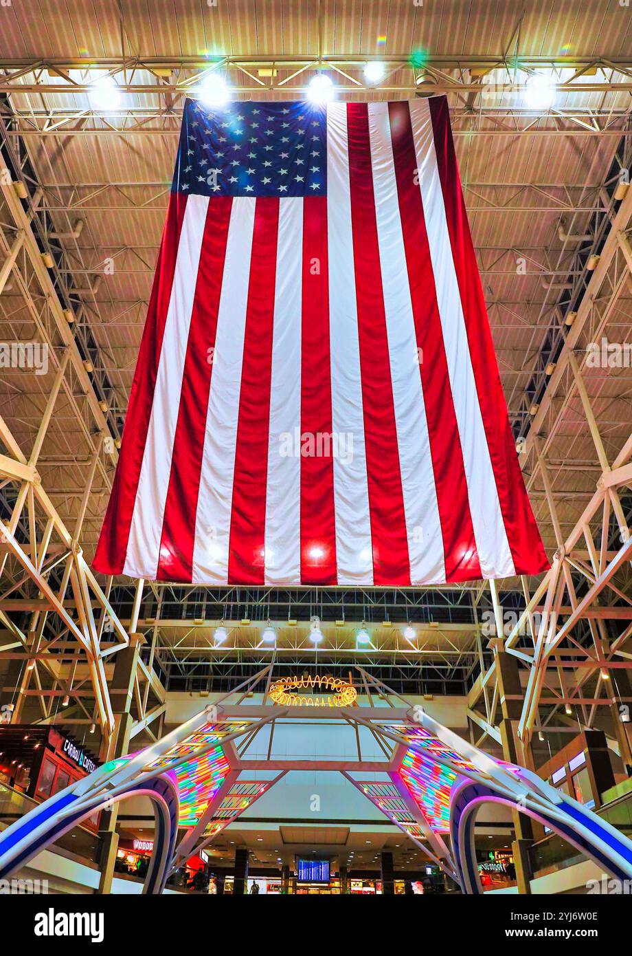 Denver, Colorado, USA 12. November 2024 das zentrale Atrium im Inlandsterminal am Denver International Airport Colorado. Stockfoto