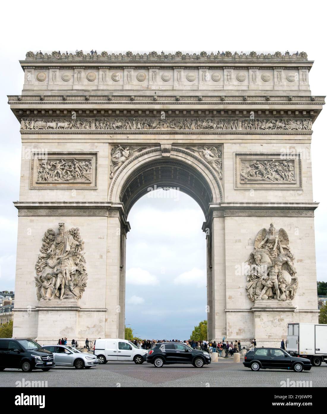 Verkehr und Fußgänger rund um den Arc de Triomphe Paris, Frankreich Stockfoto