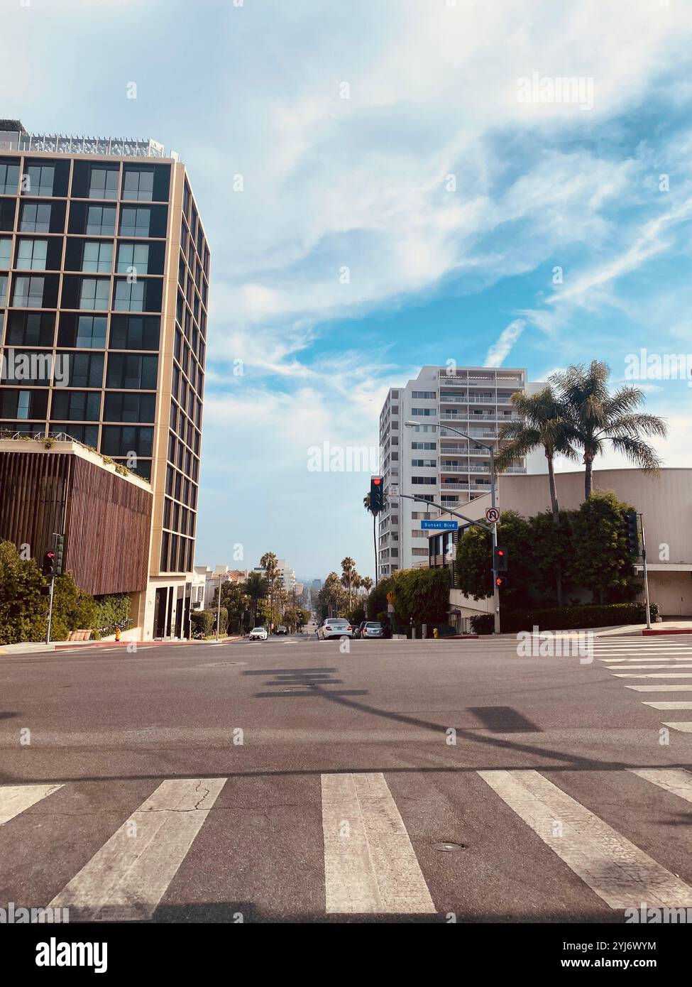 Ein ästhetischer Blick auf den Sunset Boulevard an einem sonnigen Sommertag in Los Angeles, Kalifornien, USA Stockfoto