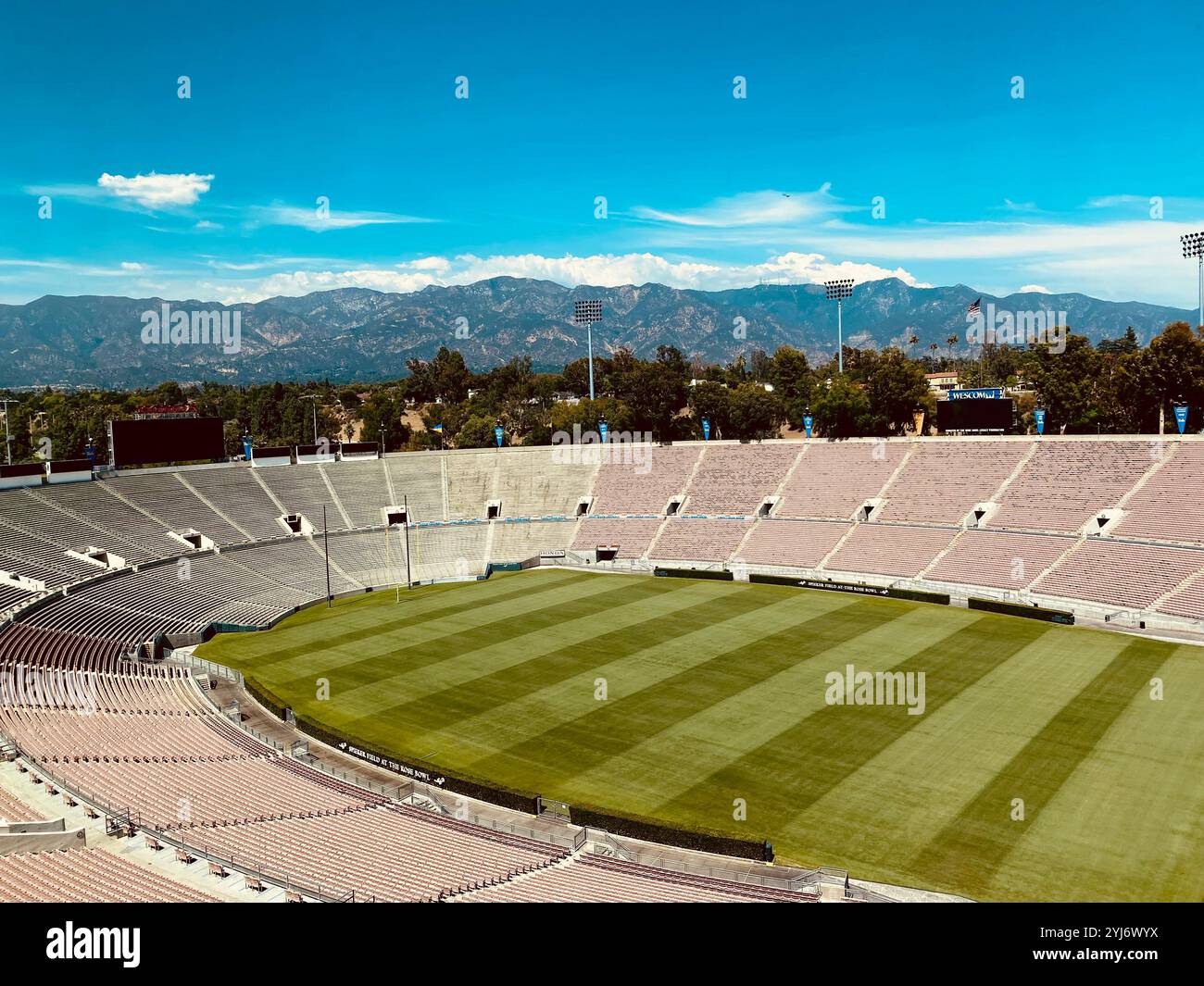 Rose Bowl Stadium Fußballfeld an einem schönen sonnigen Sommertag in Pasadena, Kalifornien, USA Stockfoto