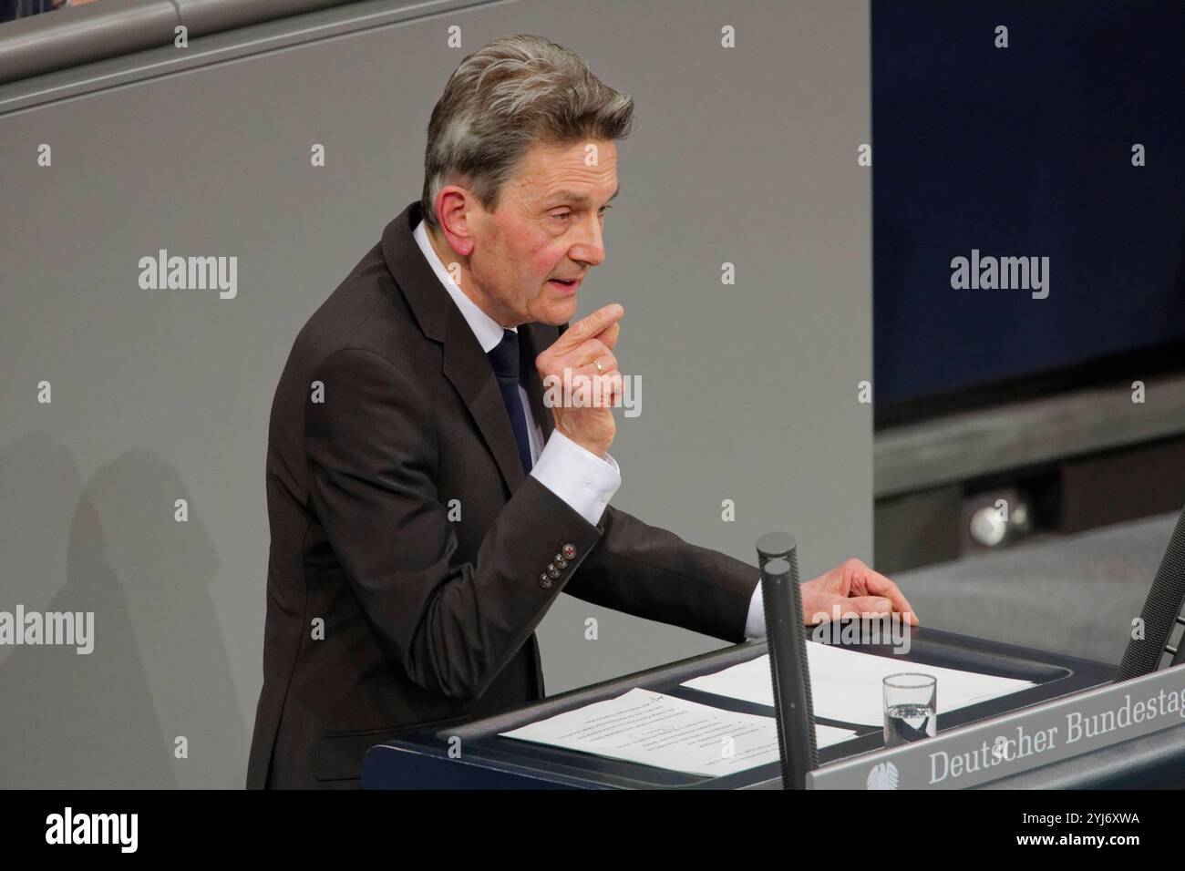 13. November 2024 Deutschland, Berlin Regierungserklärung des Bundeskanzlers zum Bruch der Ampel-Koalition im Deutschen Bundestag. Im Bild Rolf Mützenich, Vorsitzender der SPD-Bundestagsfraktion. *** Bundestag debattiert Regierungserklärung 2024 11 13 Deutschland, Berliner Regierungserklärung des Bundeskanzlers zur Auflösung der Ampelkoalition im Deutschen Bundestag im Bild Rolf Mützenich, Vorsitzender der SPD-Fraktion im Bundestag Stockfoto