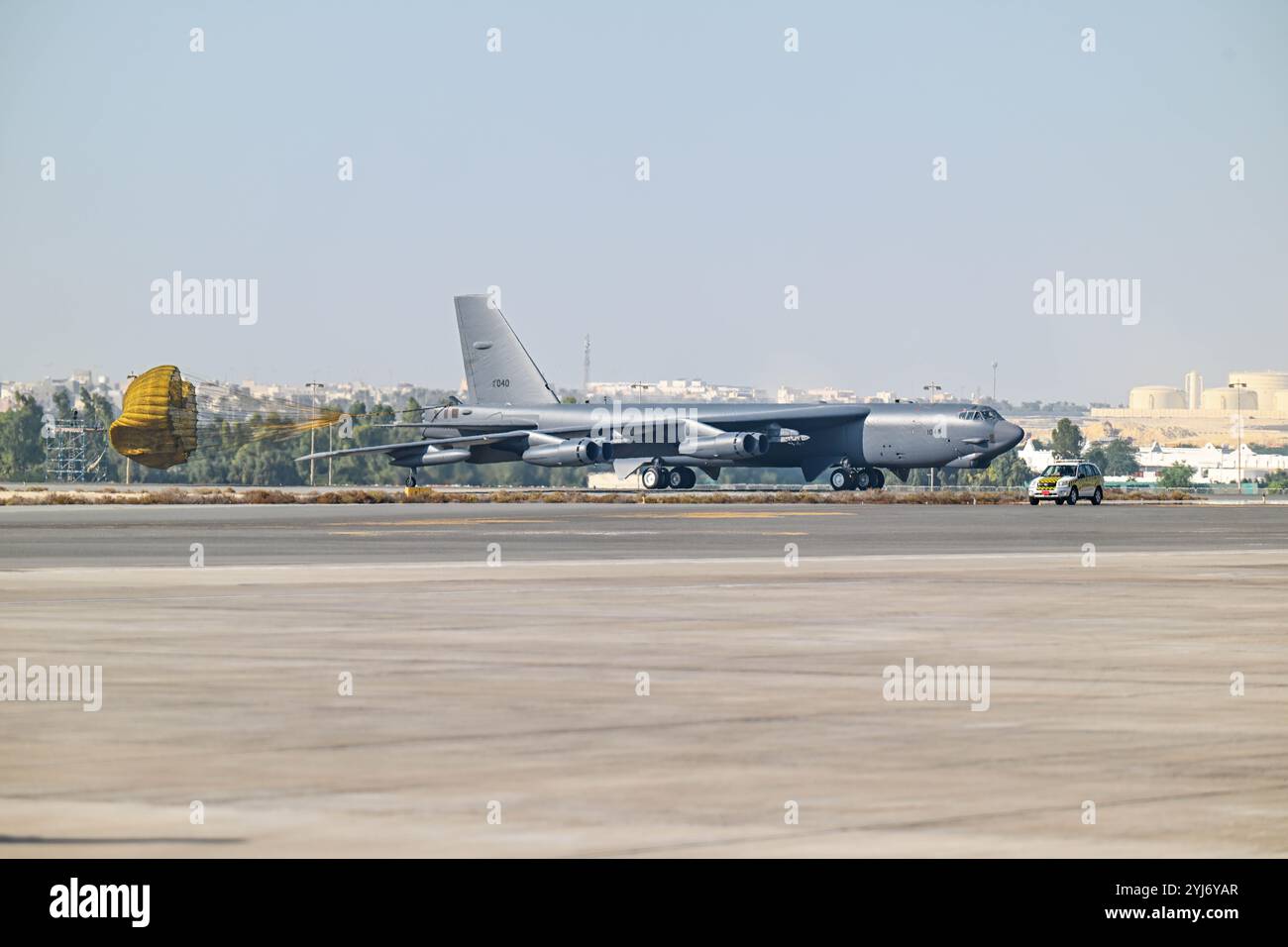 Awali, Bahrain. November 2024. Ein strategisches Bomberflugzeug der US-Luftwaffe B-52 Stratofortress, das immer noch die Break-Rutsche schleppt, kommt zur Bahrain International Airshow am 12. November 2024 auf der Sakhir Air Base in Bahrain, Awali, Bahrain an. Quelle: SRA Julian Atkins/US Air Force/Alamy Live News Stockfoto