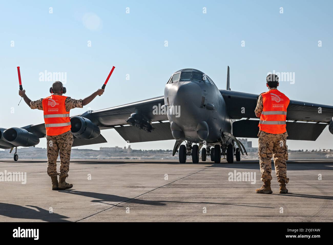 Awali, Bahrain. November 2024. Die Luftwaffenflugzeuge der Royal Bahraini Air Force marschälen ein strategisches Bomberflugzeug der US Air Force B-52 Stratofortress, das am 12. November 2024 zur Bahrain International Airshow auf der Sakhir Air Base in Bahrain, Awali, Bahrain ankommt. Quelle: SRA Julian Atkins/US Air Force/Alamy Live News Stockfoto