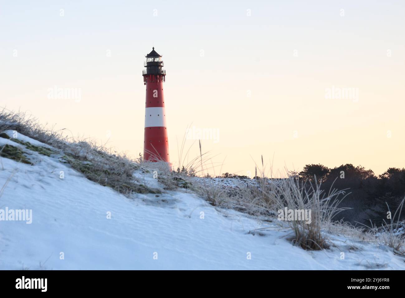 Leuchtturm von Hörnum auf Sylt an einem kalten und schneebedeckten Wintermorgen Stockfoto