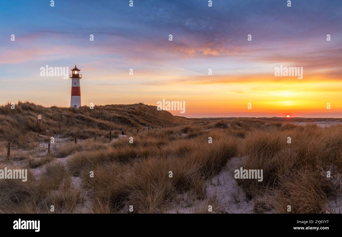 Panorama eines Teils der Insel Sylt namens „Ellenbogen“ mit Leuchtturm List-Ost und Sonnenuntergang mit dramatischem Himmel Stockfoto