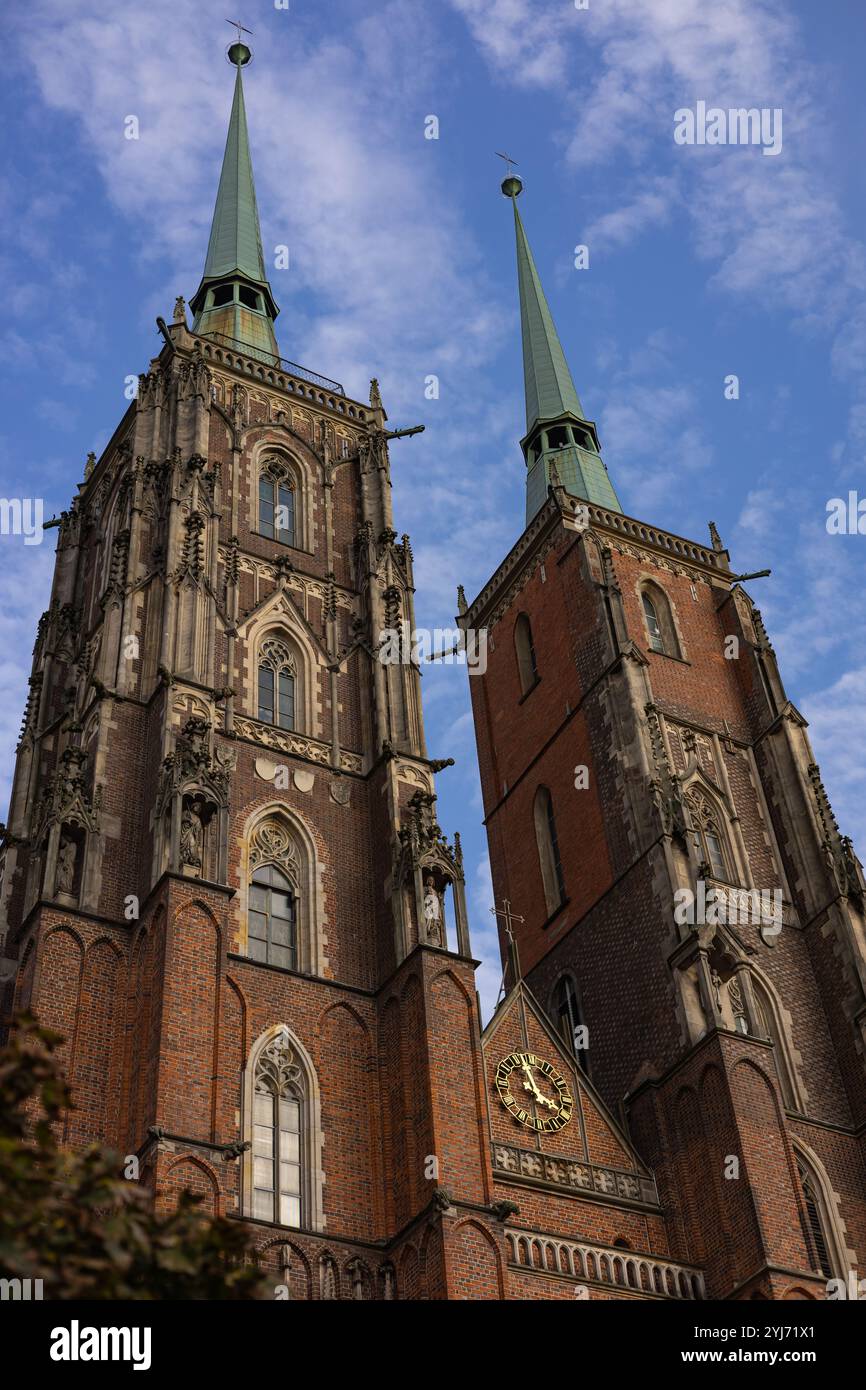 Im gotischen Stil errichtete Doppeltürme der Breslauer Kathedrale in Polen unter blauem Himmel mit kunstvoller Architektur mit Spitzbögen und komplizierten Statuen Stockfoto