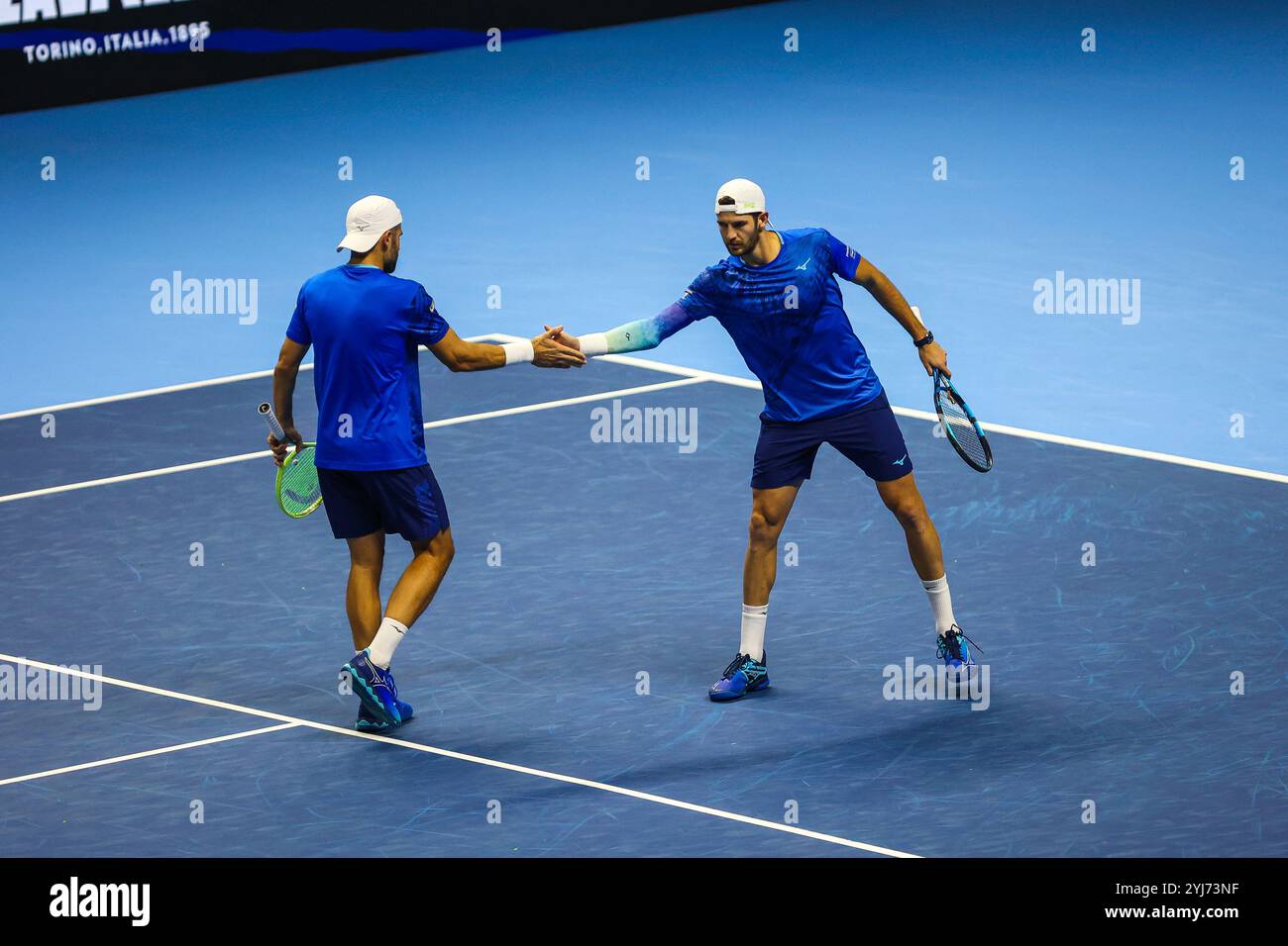 Turin, Italien. November 2024. Andrea Vavassori und Simone Bolelli aus Italien gegen Tim Puetz und Kevin Krawietz aus Deutschland (nicht im Blick) während des Spiels der Bob Bryan Group Stage der Männer-Doppel-Mannschaft am vierten Tag des Nitto ATP-Finals 2024 in der Inalpi Arena. (Foto: Miguel Reis/SOPA Images/SIPA USA) Credit: SIPA USA/Alamy Live News Stockfoto