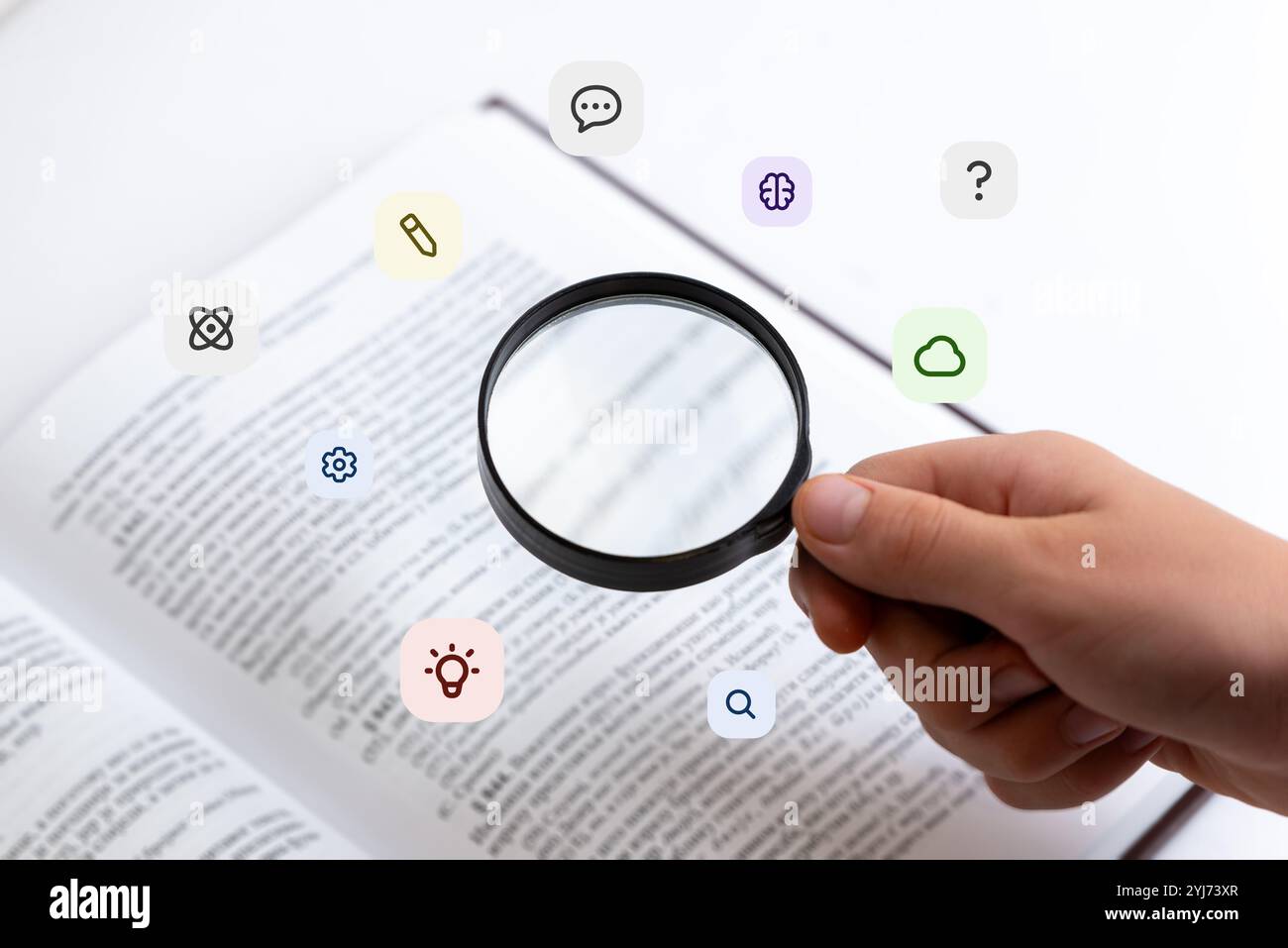 Lupe in der Hand über Buch mit fliegenden Ikonen: Wissen, Fragezeichen, Atom, Idee Glühbirne, Bleistift, und Cloud. Perfekt für Forschung, Studium, Stockfoto