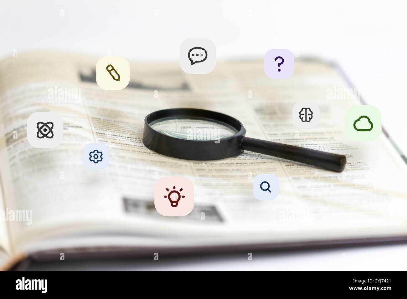 Lupe über Buch mit schwebenden Ikonen: Atome, Bleistifte, Ideen, Dialogblasen. Perfekt für Bildung, Forschung, Wissen und kreatives Denken Stockfoto