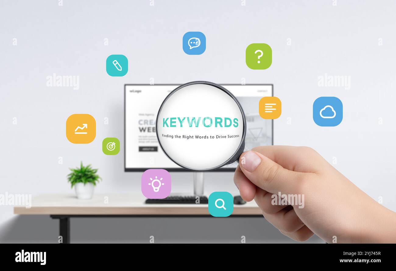 Lupe zur Vergrößerung von Schlüsselwörtern auf dem Desktop-Bildschirm, umgeben von Symbolen für Forschung, Ideen, Suche, Schreiben, Cloud, und Zielvorgaben Stockfoto