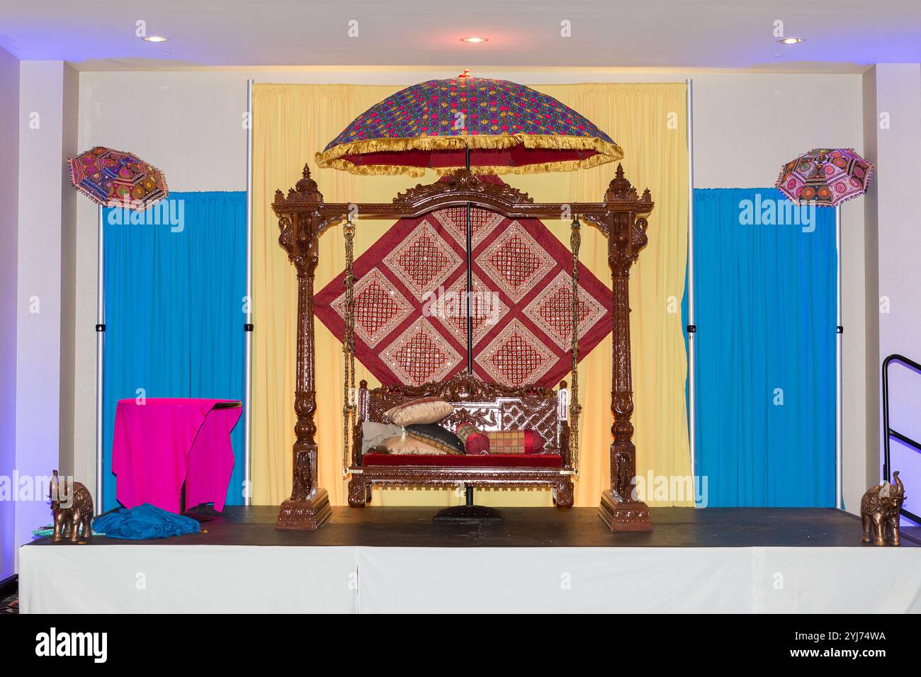 Elegantes indisches Bühnenbild vor der Hochzeitszeremonie mit traditionellem Hindu-Dekor und Blumenarrangements Stockfoto