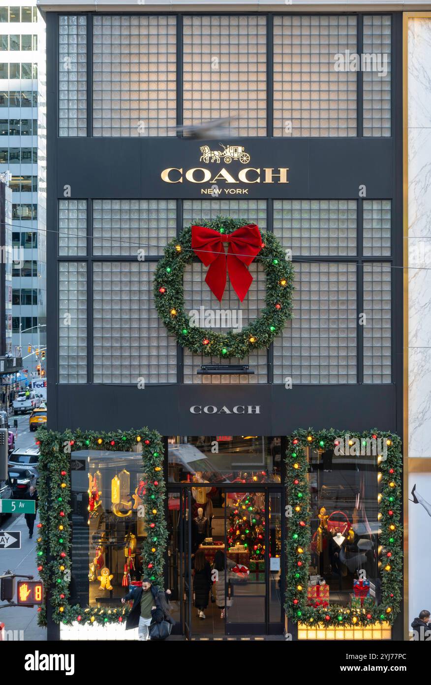 Coach ist ein High-End-Modegeschäft an der Fifth Avenue, 2024, New York City, USA Stockfoto