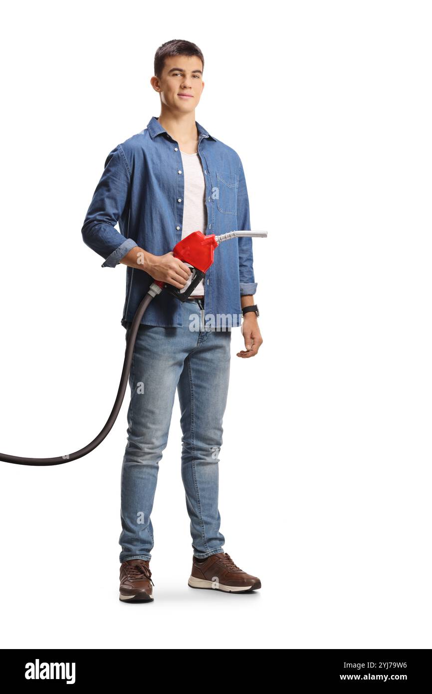 Junger Mann, der eine Tankdüse für Benzin hält, isoliert auf weißem Hintergrund Stockfoto