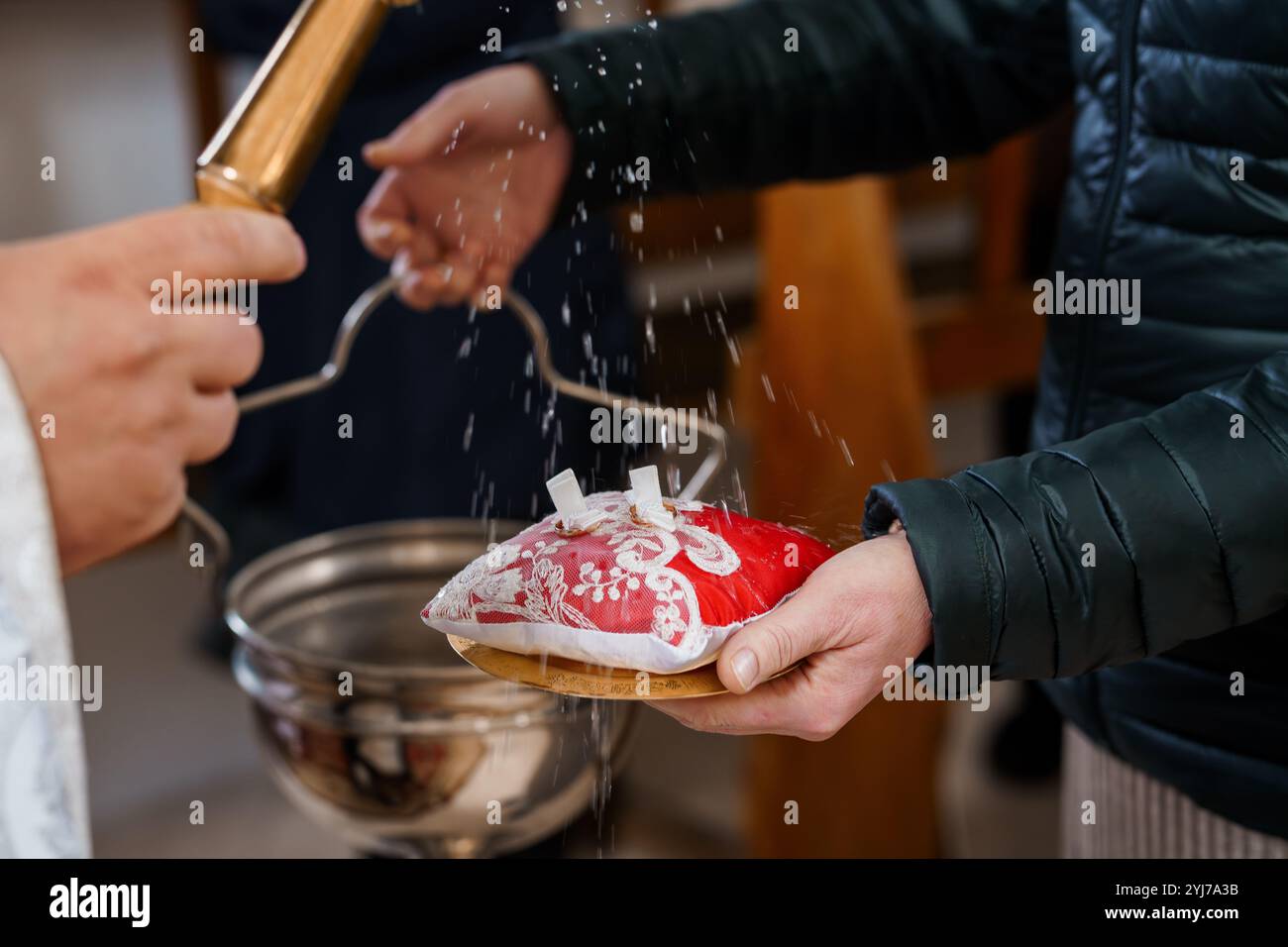 Ritueller Segen eines heiligen Gegenstandes in einer religiösen Zeremonie. Stockfoto