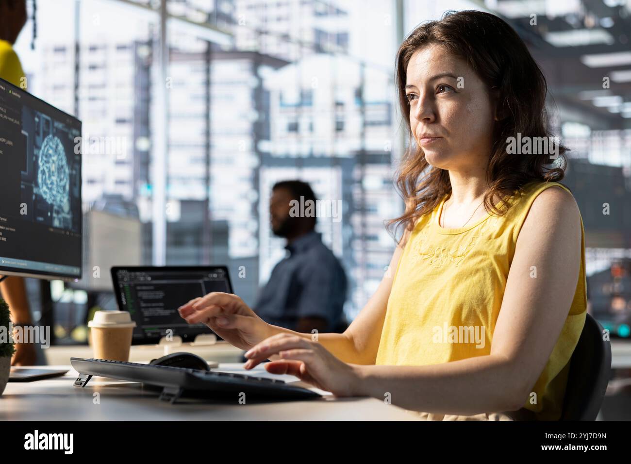 Softwareingenieur, der seine Arbeit erledigt und Modelle für maschinelles Lernen erstellt, die Daten verarbeiten und analysieren können, um Entscheidungsprozesse zu automatisieren. Zielgerichtete Programmierung durch IT-Spezialisten am Arbeitsplatz mit PC Stockfoto