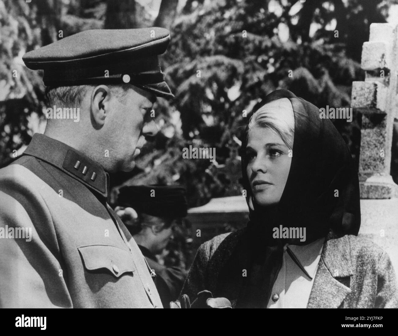 ESCENA DE LA PELICULA 'DOCTOR SHIVAGO' - POR ALEC GUINESS Y JULI CHISTIE - 1965. Autor: DAVID LEAN. ALEC GUINNESS. JULIE CHRISTIE. Stockfoto
