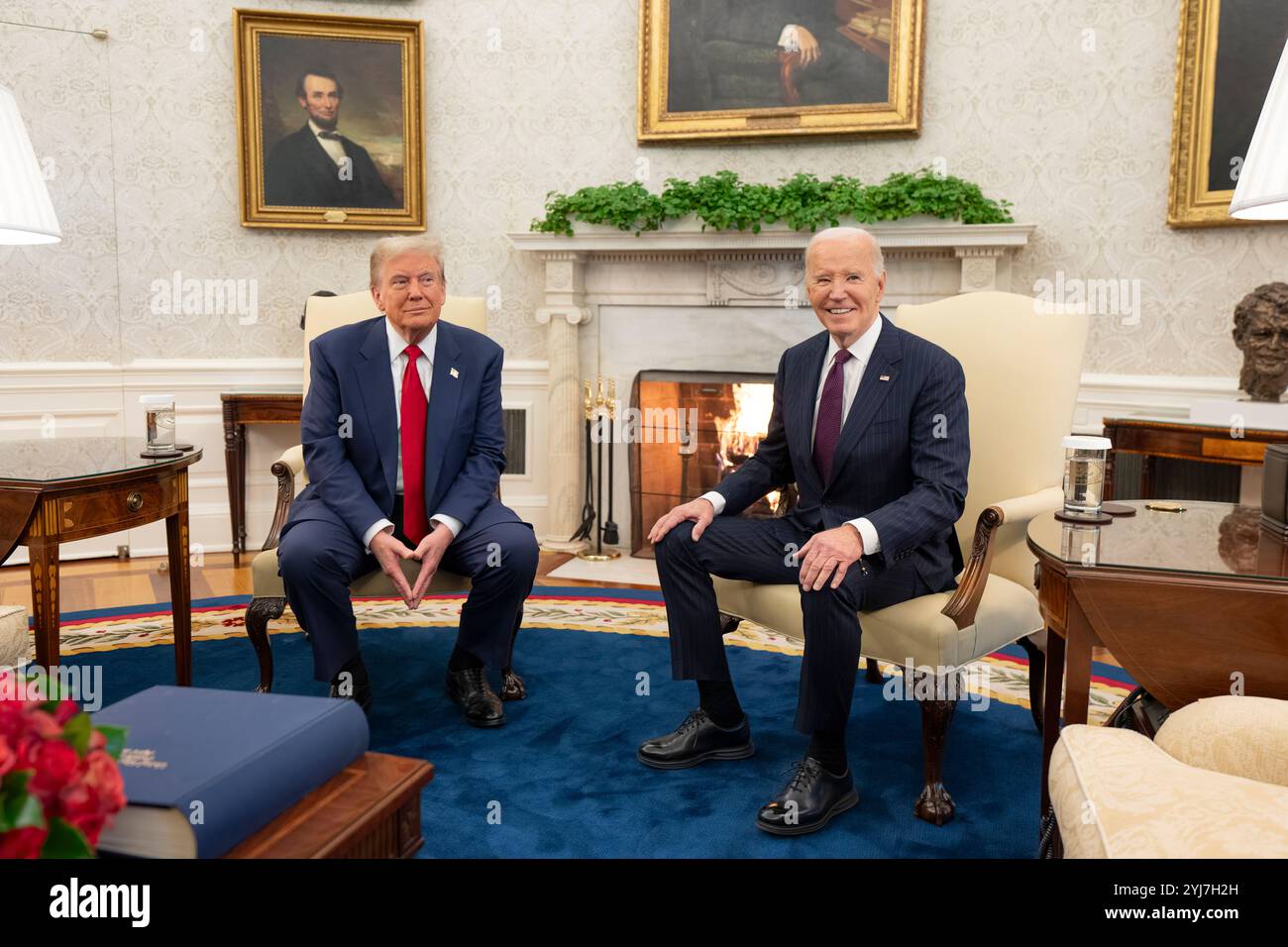 Präsident Joe Biden begrüßt den designierten Präsidenten Donald Trump am Mittwoch, den 13. November 2024, im Oval Office. (Offizielles Foto des Weißen Hauses von Cameron Smith) Stockfoto