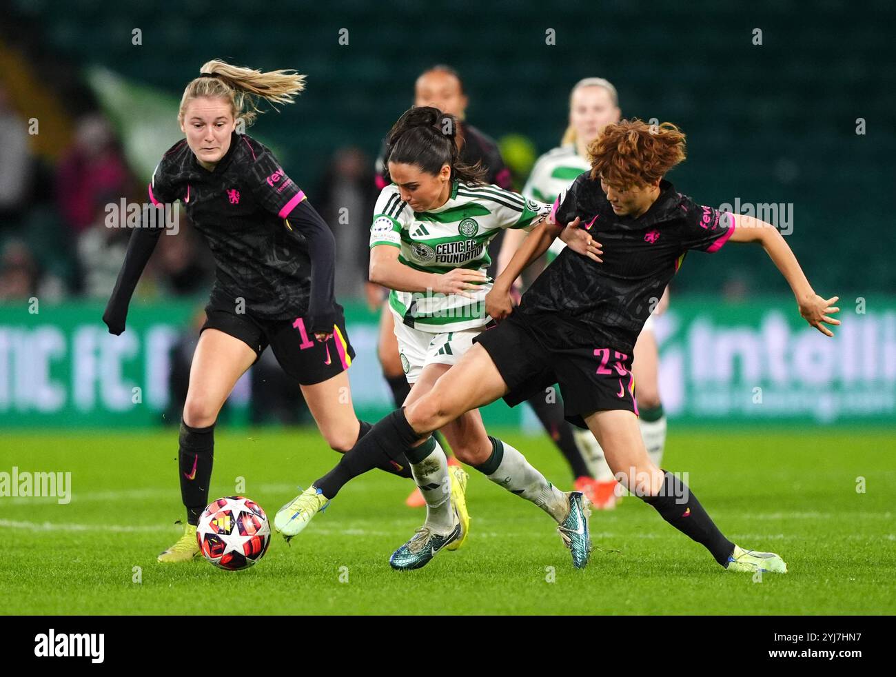 Celtic's Shannon McGregor (Mitte) kämpft mit Chelsea's Maika Hamano (rechts) und Wieke Kaptein während der UEFA Women's Champions League, Gruppe B Spiel im Celtic Park, Glasgow. Bilddatum: Mittwoch, 13. November 2024. Stockfoto