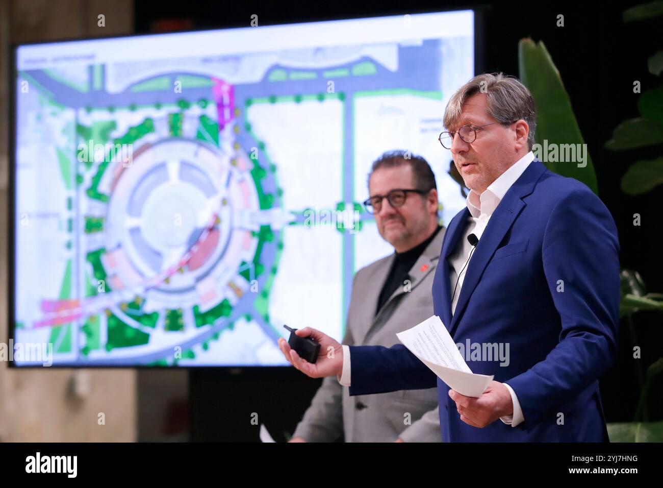 Jerry Alexander, left, and Kristopher Stuart, right, both principals with Gensler Architects, speak as they present artists renderings of proposed renovations for the now dormant Astrodome during a press conference put on by the Astrodome Conservancy held at The Ion Wednesday, Nov. 13, 2024, in Houston. (AP Photo/Michael Wyke) Stockfoto