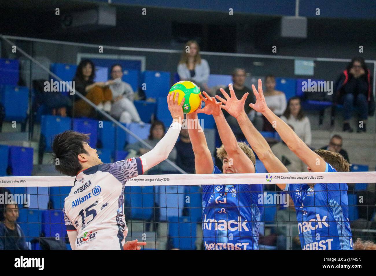 TATSNORI OTSUKA (POWERVOLLEY MILANO) UND DAS MONSTER BASIL DERMAUX UND PIETER COOLMAN (KNACK VOLLEY ROESELARE) während des CEV Champions League Volleyballspiels Allianz Milano vs Knack Roeselare in Mailand, Italien, 13. November 2024 Stockfoto