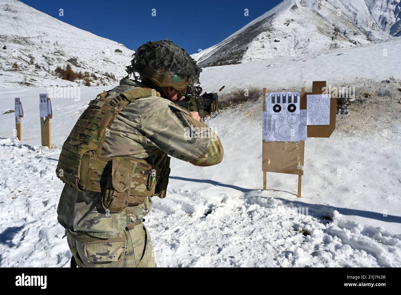 Fallschirmjäger der US-Armee, der der 173. Airborne Brigade zugeteilt wurde, greift das Ziel mit M4-Karabiner während der Kampfübung im Rahmen von an Stockfoto