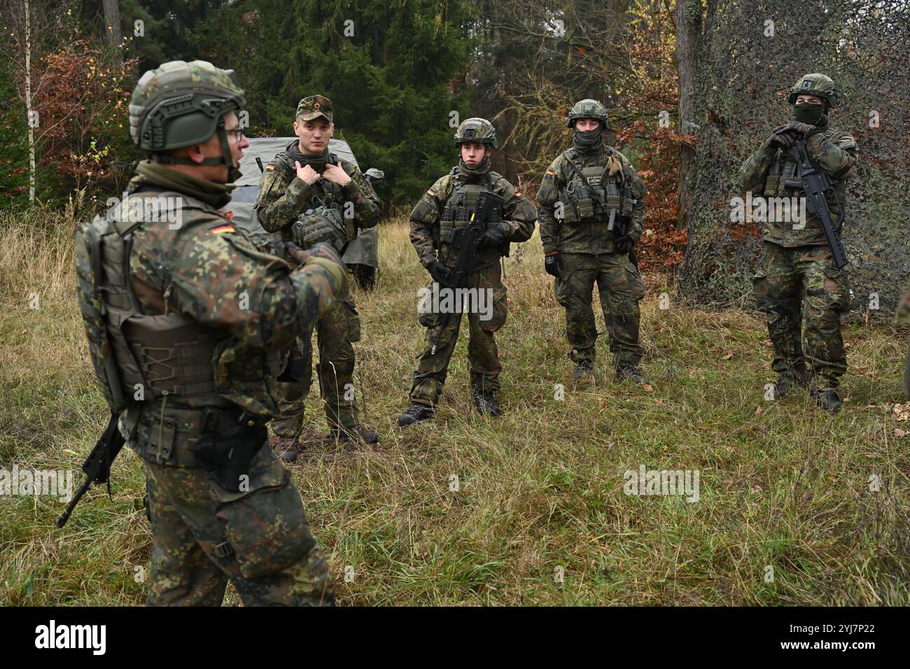 Ein deutscher Soldat, der dem Artilleriebataillon 295, 10. Panzerdivision, zugewiesen wurde, schickt Soldaten während der dynamischen Front 25 auf dem Grafenwoehr-Trainingsgebiet Stockfoto