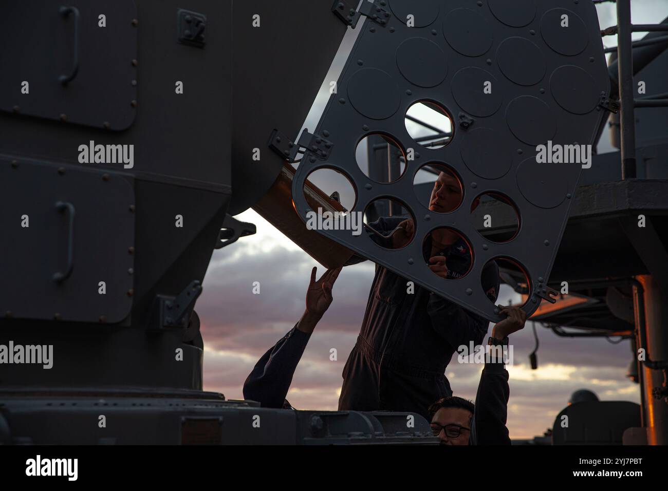 Fire Controlman 2nd Class Collin Krueger, der dem Amphibienschiff USS Iwo Jima (LHD 7) der Wasp-Klasse zugeteilt ist, sichert sich einen inerten Kanister rund sim Stockfoto